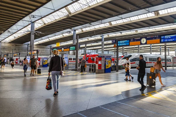 Mnichov Německo Srpna 2018 Interiér Hlavního Nádraží München Hauptbahnhof Cestující — Stock fotografie