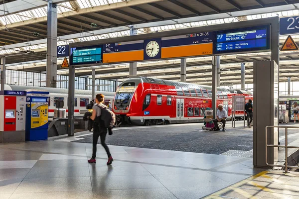 ミュンヘン ドイツ 2018 中央鉄道駅 ミュンヘン中央駅 のプラットフォームで電車を降りる 乗客は車に行く — ストック写真