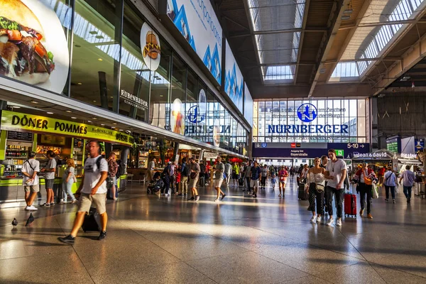 München Tyskland Augusti 2018 Interiören Centralstationen Munchen Hauptbahnhof Passagerare Går — Stockfoto