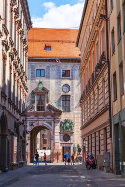 Münih, Almanya, üzerinde 16 Ağustos 2018. İnsanlar Alstadt eski şehir de yaya bölgesine git 