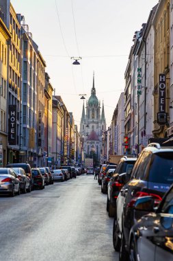 Münih, Almanya, üzerinde 16 Ağustos 2018. Güzel kentsel manzara. Sokağın günbatımı güneş yaktı