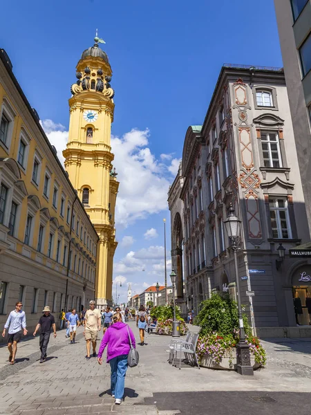 Monachium Niemcy Sierpnia 2018 Ludzie Idą Wyłączonej Ruchu Kołowego Starego — Zdjęcie stockowe