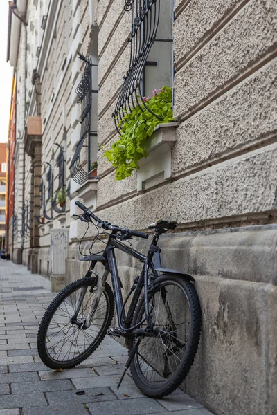 Múnich Alemania Agosto 2018 Calle Típica Ciudad Bicicleta Está Aparcada — Foto de Stock