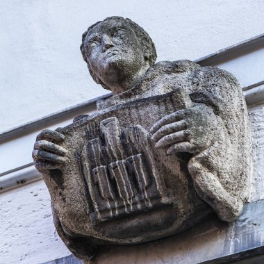 Münih, Almanya, üzerinde 16 Ağustos 2018. Heykel parçası geleneksel Bavyera mimarisi bina cephe.