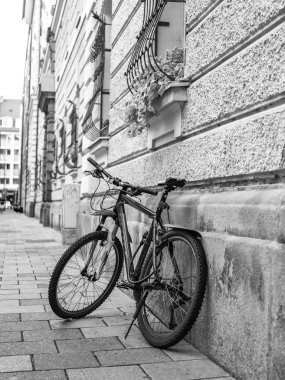 Münih, Almanya, üzerinde 16 Ağustos 2018. Tipik şehir sokak. Kaldırımda Bisiklet Park