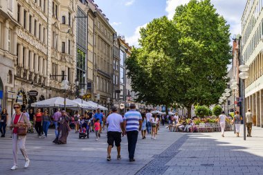 Münih, Almanya, üzerinde 16 Ağustos 2018. İnsanlar eski şehir Alstadt yaya bölgesinde yürüyüş. 
