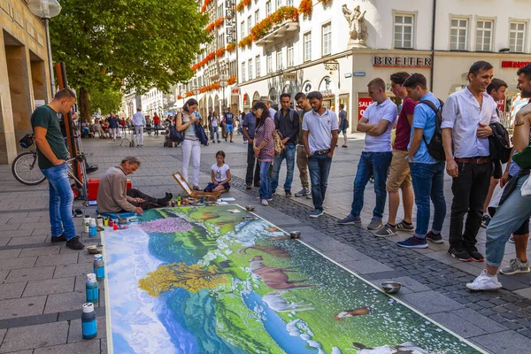 德国慕尼黑 于2018年8月16日 人行道上的艺术家在旧城 Alstadt 的行人区招待路人 — 图库照片