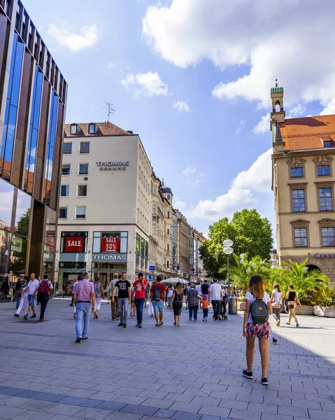 Múnich Alemania Agosto 2018 Gente Camina Zona Peatonal Del Casco — Foto de Stock