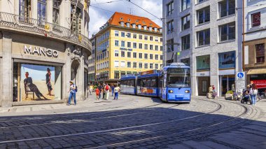 Münih, Almanya, üzerinde 16 Ağustos 2018. Modern tramvay şehrin sokak gider