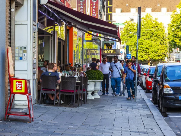 Múnich Alemania Agosto 2018 Gente Come Descansa Pintoresco Café Aire — Foto de Stock