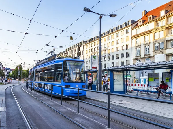 Múnich Alemania Agosto 2018 Tranvía Moderno Por Calle Ciudad — Foto de Stock