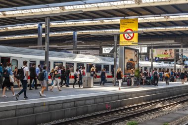 Münih, Almanya, üzerinde 16 Ağustos 2018. Merkez Tren İstasyonu (Münih Hauptbahnhof) platformu tren. Yolcular arabalara gidebilir