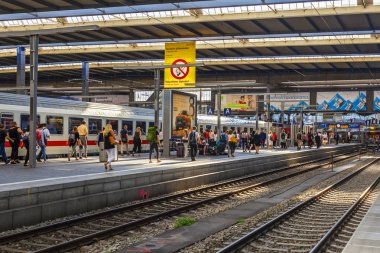 Münih, Almanya, üzerinde 16 Ağustos 2018. Merkez Tren İstasyonu (Münih Hauptbahnhof) platformu tren. Yolcular arabalara gidebilir