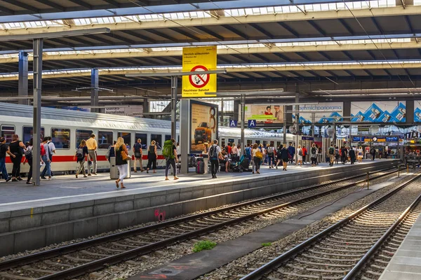 Münih, Almanya, üzerinde 16 Ağustos 2018. Merkez Tren İstasyonu (Münih Hauptbahnhof) platformu tren. Yolcular arabalara gidebilir