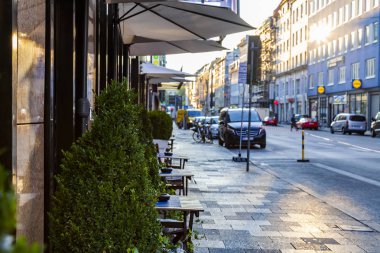 Münih, Almanya, üzerinde 16 Ağustos 2018. Güzel kentsel manzara. Cafe ziyaretçi sabahın erken saatlerinde kaldırımda küçük tablolar