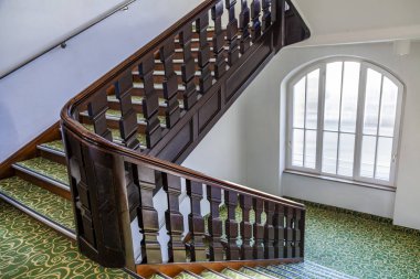 Münih, Almanya, üzerinde 16 Ağustos 2018. Bavyera'da binanın eski geleneksel bir iç mimari ayrıntıları. Bir merdiven katlarında