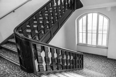 Münih, Almanya, üzerinde 16 Ağustos 2018. Bavyera'da binanın eski geleneksel bir iç mimari ayrıntıları. Bir merdiven katlarında