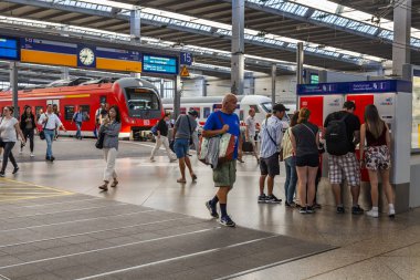 Münih, Almanya, üzerinde 16 Ağustos 2018. Merkez Tren İstasyonu (Münih Hauptbahnhof) iç. Yolcu gidiş salonunda git