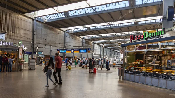 ミュンヘン ドイツ 2018 中央鉄道駅 ミュンヘン中央駅 のインテリア 乗客は出発のホールに行く — ストック写真