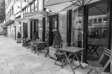 Münih, Almanya, üzerinde 16 Ağustos 2018. Güzel kentsel manzara. Cafe ziyaretçi sabahın erken saatlerinde kaldırımda küçük tablolar