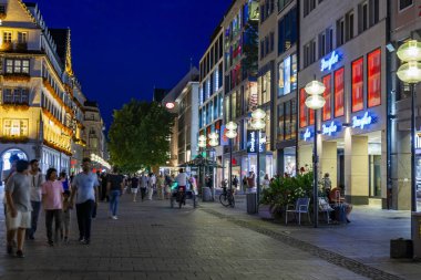 Münih, Almanya, üzerinde 16 Ağustos 2018. İnsanlar eski şehir Alstadt yaya bölgesinde akşamları yürümek.