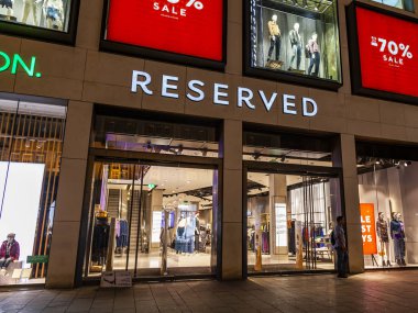 Münih, Almanya, üzerinde 16 Ağustos 2018. Akşam aydınlatma eski şehirde Shop pitoresk bir gösteri pencere