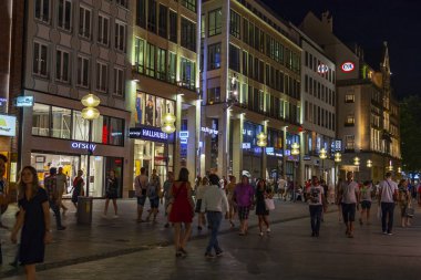 Münih, Almanya, üzerinde 16 Ağustos 2018. İnsanlar eski şehir Alstadt yaya bölgesinde akşamları yürümek.