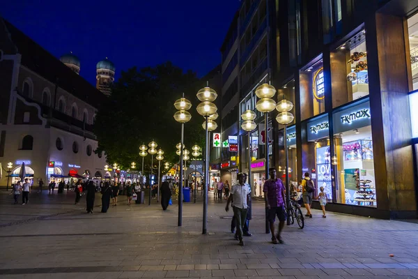 Мюнхен Германия Августа 2018 Года Вечером Люди Прогуливаются Пешеходной Зоне — стоковое фото