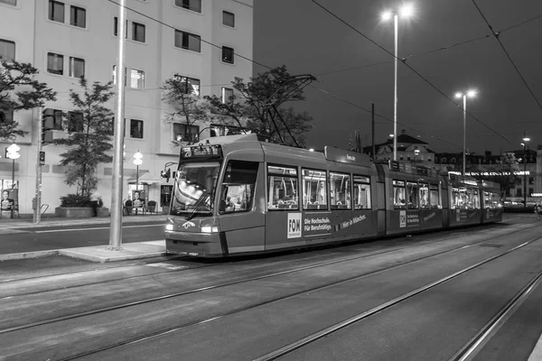 Múnich Alemania Agosto 2018 Tranvía Moderno Calle Ciudad Por Noche —  Fotos de Stock
