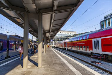 Münih, Almanya, üzerinde 16 Ağustos 2018. Merkez Tren İstasyonu (Münih Hauptbahnhof) platformu tren. Yolcular arabalara gidebilir