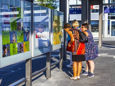 Münih, Almanya, üzerinde 16 Ağustos 2018. Merkez Tren İstasyonu (Münih Hauptbahnhof) platformu tren. Zamanlama yolcu göz