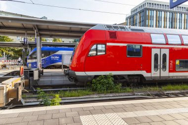 Münih, Almanya, üzerinde 16 Ağustos 2018. Merkez Tren İstasyonu (Münih Hauptbahnhof platformlarının trenleri) 