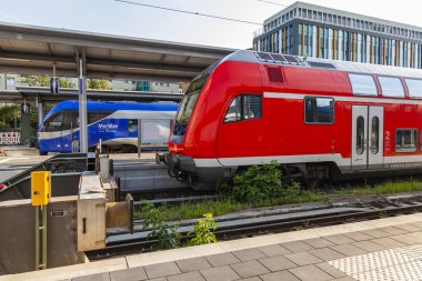 Münih, Almanya, üzerinde 16 Ağustos 2018. Merkez Tren İstasyonu (Münih Hauptbahnhof platformlarının trenleri) 