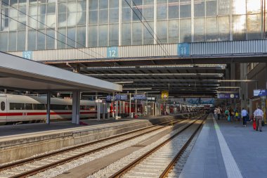 Münih, Almanya, üzerinde 16 Ağustos 2018. Merkez Tren İstasyonu (Münih Hauptbahnhof) platformu tren. Yolcular arabalara gidebilir