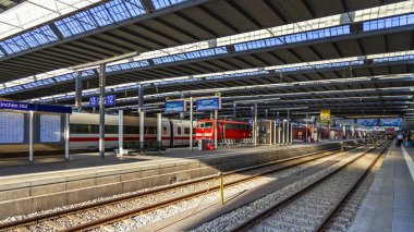 Münih, Almanya, üzerinde 16 Ağustos 2018. Merkez Tren İstasyonu (Münih Hauptbahnhof) platformu tren. Yolcular arabalara gidebilir