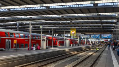 Münih, Almanya, üzerinde 16 Ağustos 2018. Merkez Tren İstasyonu (Münih Hauptbahnhof) platformu tren. Yolcular arabalara gidebilir