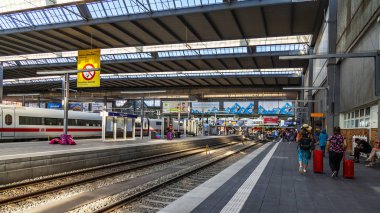 Münih, Almanya, üzerinde 16 Ağustos 2018. Merkez Tren İstasyonu (Münih Hauptbahnhof) platformu tren. Yolcular arabalara gidebilir
