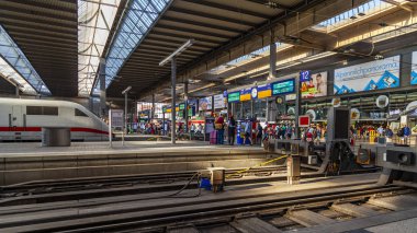 Münih, Almanya, üzerinde 16 Ağustos 2018. Merkez Tren İstasyonu (Münih Hauptbahnhof) iç. Yolcu gidiş salonunda git