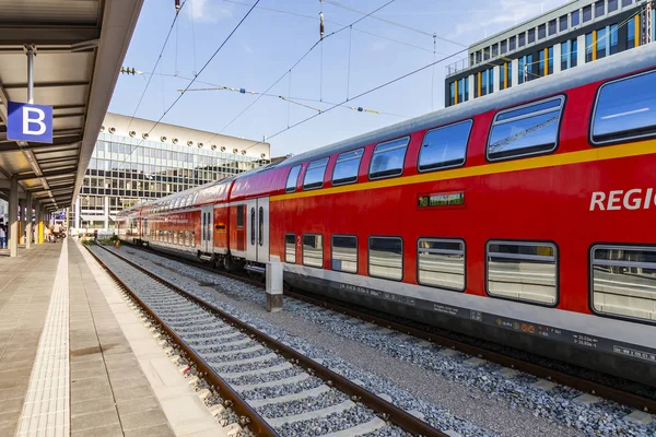 Munique Alemanha Agosto 2018 Comboios Nas Plataformas Estação Ferroviária Central — Fotografia de Stock