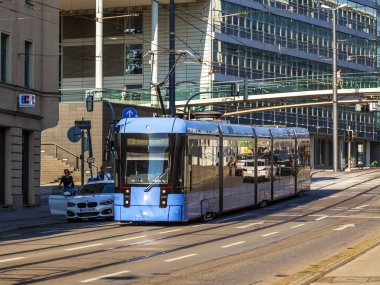 Münih, Almanya, üzerinde 16 Ağustos 2018. Modern tramvay şehrin sokak gider