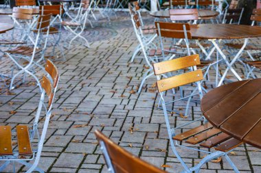 Münih, Almanya, üzerinde 16 Ağustos 2018. Güzel bir bahçe kafede küçük tablolar ziyaretçiler için bekleyin