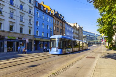 Münih, Almanya, üzerinde 16 Ağustos 2018. Modern tramvay şehrin sokak gider