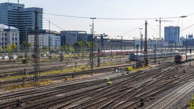 Münih, Almanya, üzerinde 16 Ağustos 2018. Tren (Münih Hauptbahnhof merkez demiryolu istasyonu platformu).