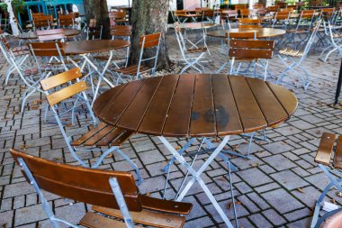 Münih, Almanya, üzerinde 16 Ağustos 2018. Güzel bir bahçe kafede küçük tablolar ziyaretçiler için bekleyin