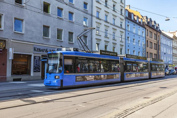 Mnichov Německo Srpna 2018 Moderní Tramvaj Jede Náměstí — Stock fotografie