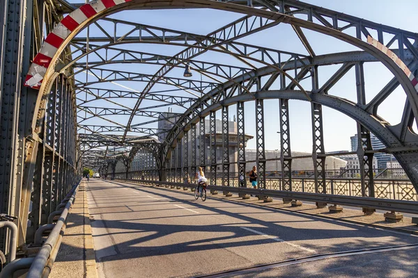 München Deutschland August 2018 Die Brücke Durch Die Eisenbahn — Stockfoto