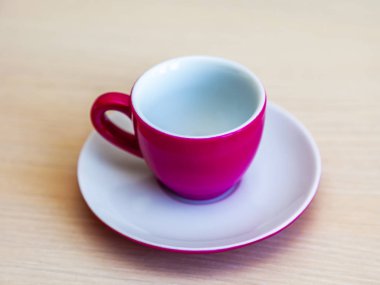 Bir parlak pembe porselen fincan Espresso kahve için 