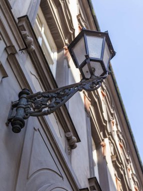 Münih, Almanya, üzerinde 16 Ağustos 2018. Güzel lamba Alstadt eski şehir içinde bir bina cephe süsle 