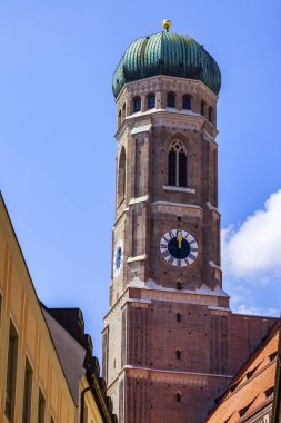 Münih, Almanya, üzerinde 16 Ağustos 2018. Alstadt eski şehir mimarisi. Kutsal bakire'nın Katedrali Maria (Alman Der Dom zu Unserer Lieben Frau) uzaktan
