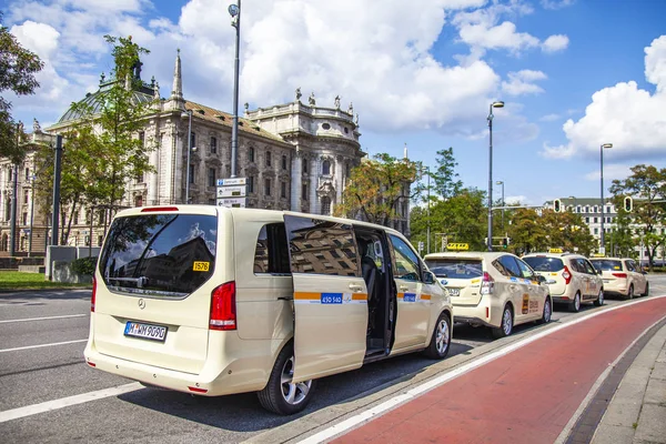 Munich Allemagne Août 2018 Taxi Dans Rue Ville Sur Fond — Photo